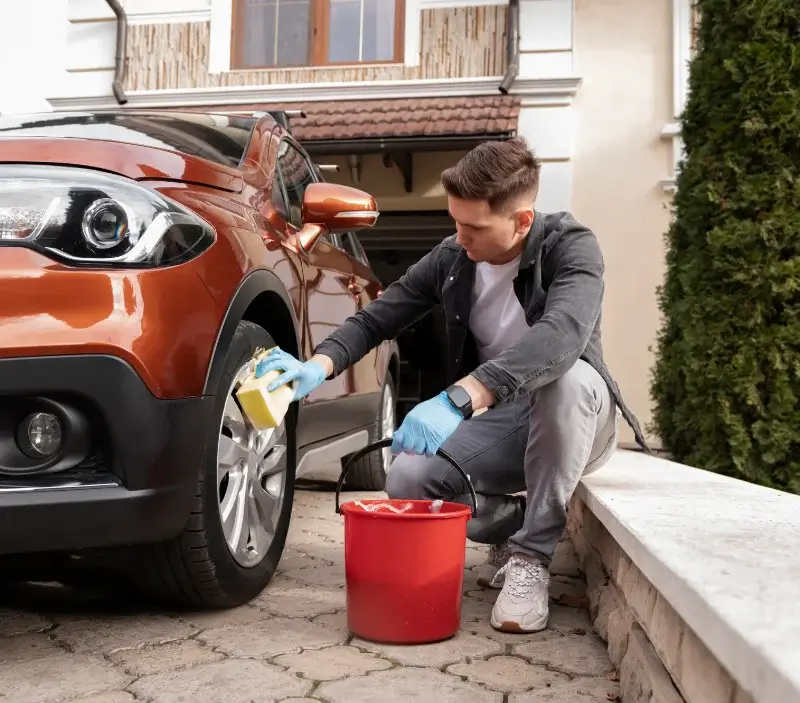 Lavage auto à domicile Vicq-sur-Nahon : professionnel intervenant sur un véhicule